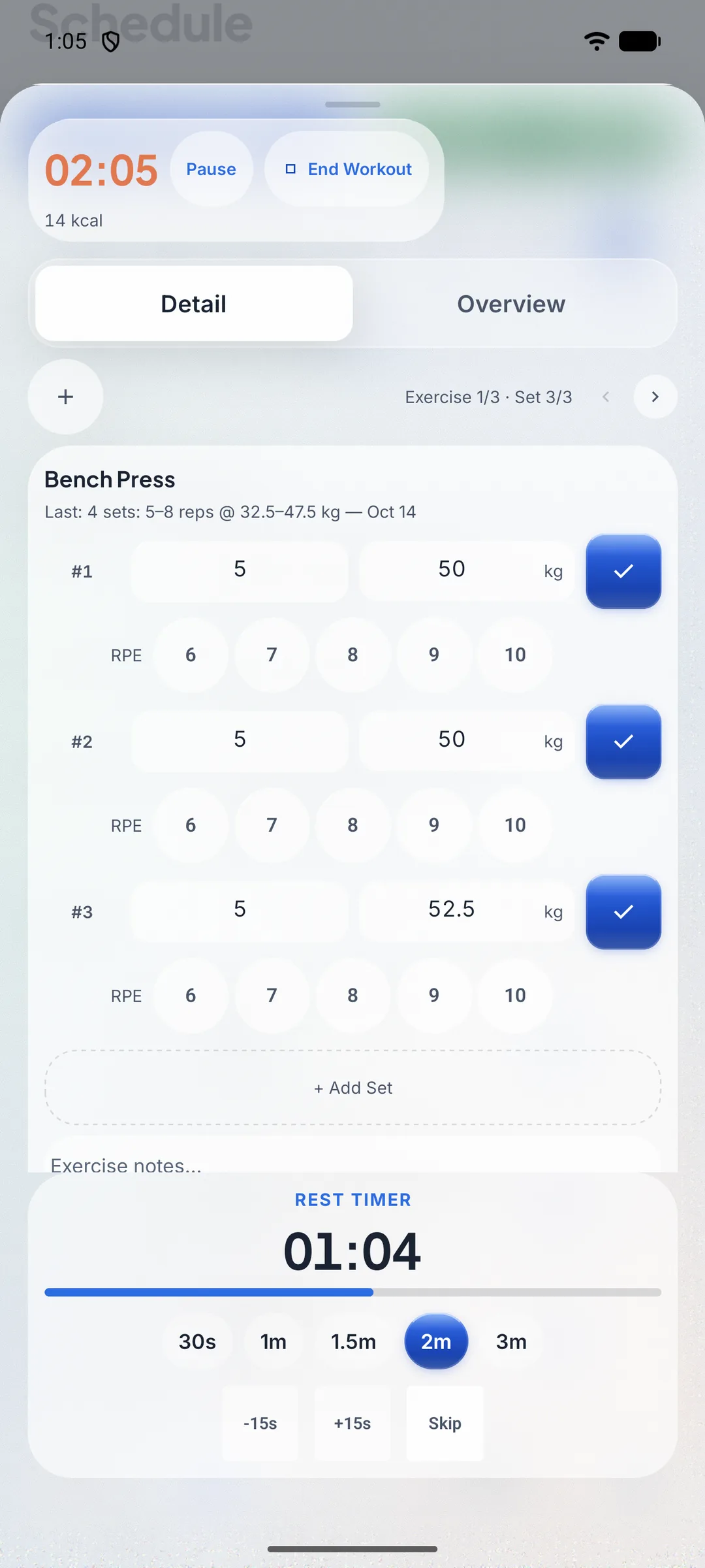 Live workout tracker with the elapsed time, three completed Bench Press sets, the last session for the exercise and the rest timer.